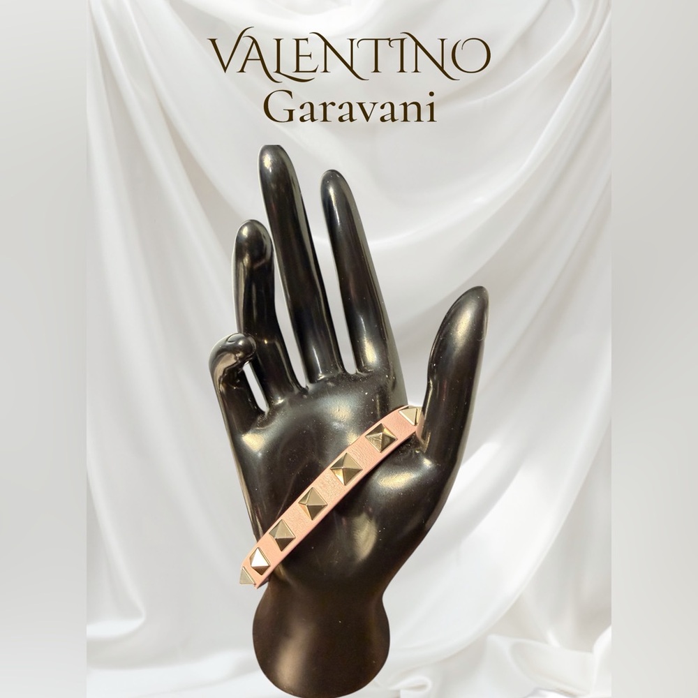 Valentino Garavani Pink Rockstud Calfskin Buckle Bracelet (A547)